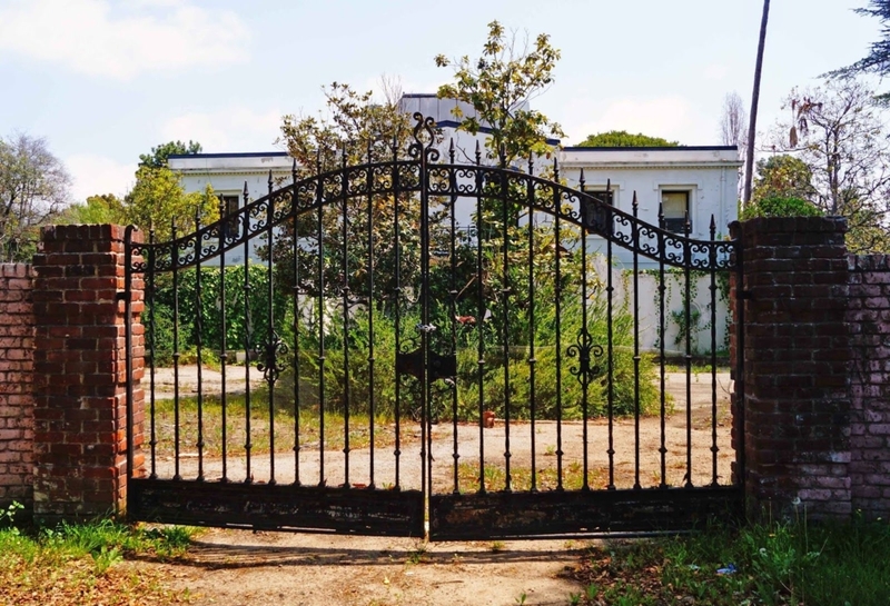 A Look Inside Liza Minnelli’s Abandoned Childhood Mansion | 