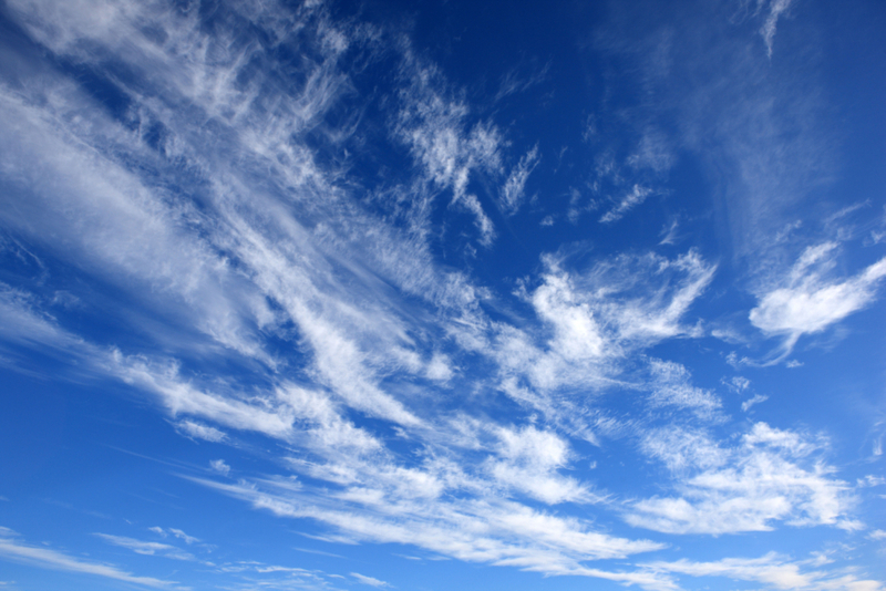 Long, Wispy Clouds Could Signal a Hurricane | Alamy Stock Photo by Lynne Sutherland