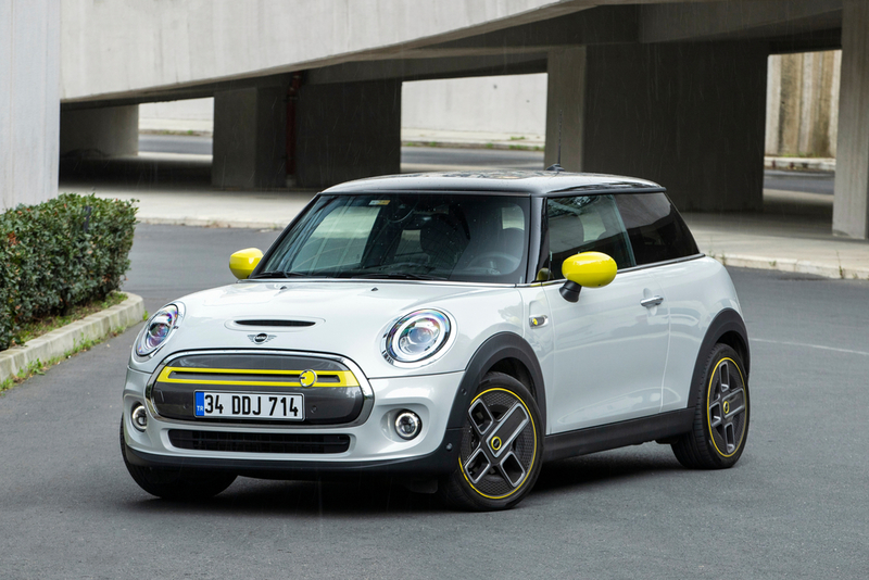 Mini Cooper SE | Shutterstock