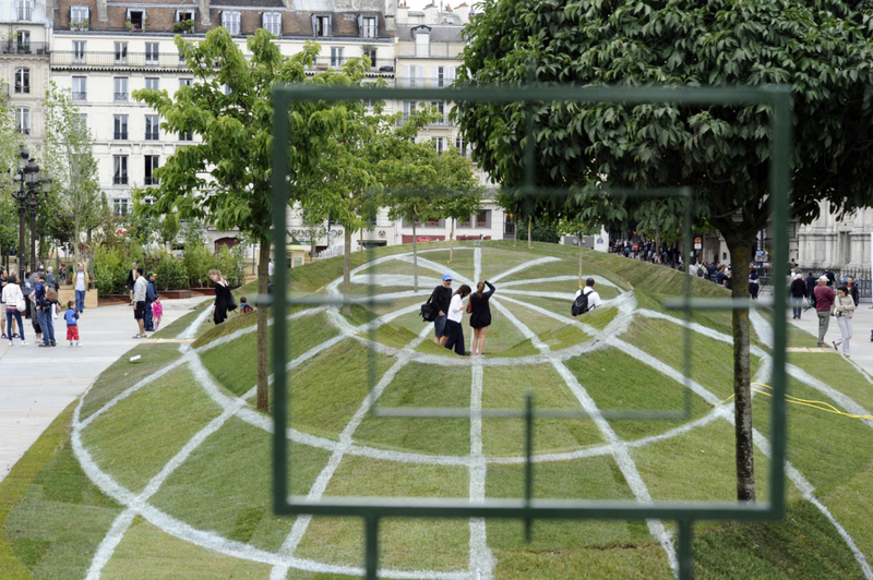 Anamorphic Art | Getty Images Photo by MIGUEL MEDINA/AFP