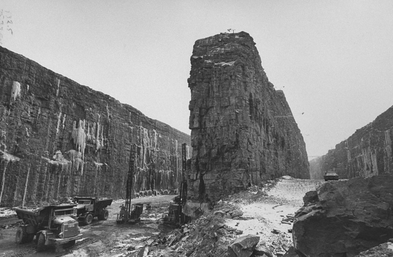 You’ll Never Believe What Researchers Discovered When They Drained the Water from The Niagara Falls | Getty Images Photo by Fritz Goro