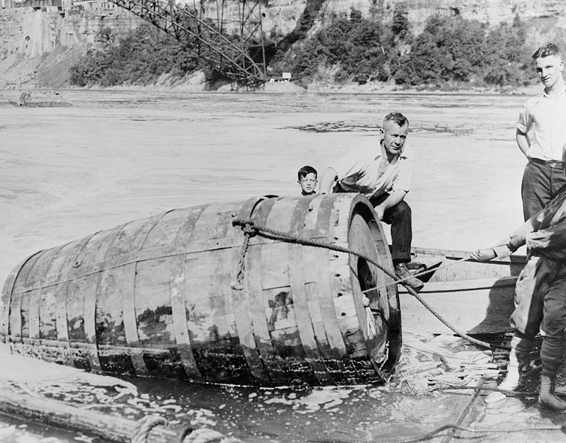 You’ll Never Believe What Researchers Discovered When They Drained the Water from The Niagara Falls | Getty Images Photo by Bettmann 