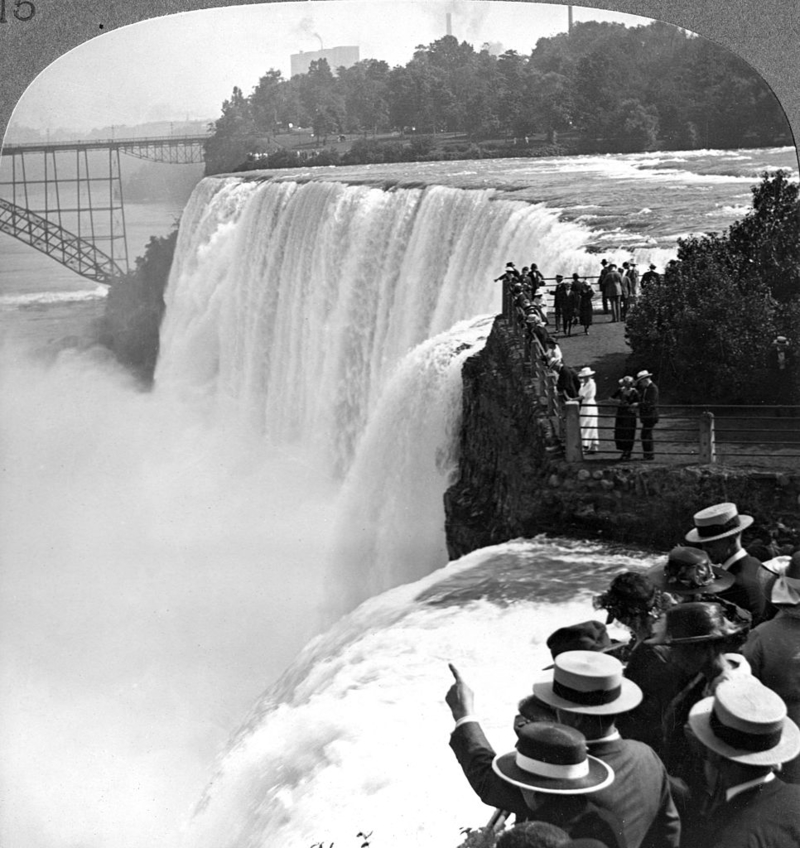 You’ll Never Believe What Researchers Discovered When They Drained the Water from The Niagara Falls | Getty Images Photo by The Print Collector