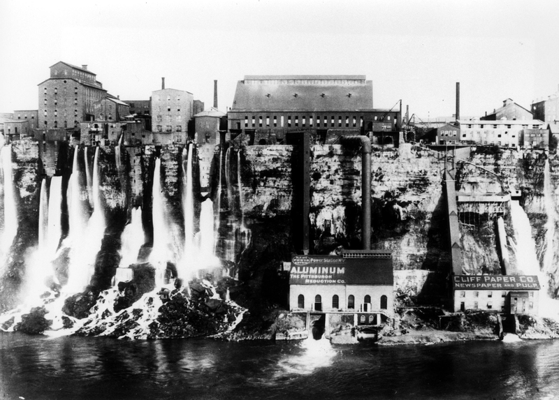 You’ll Never Believe What Researchers Discovered When They Drained the Water from The Niagara Falls | Alamy Stock Photo