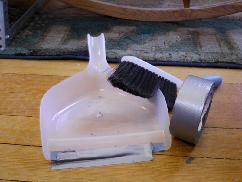 Dustpan Duct Tape Hack | Twitter/@HomeHacking