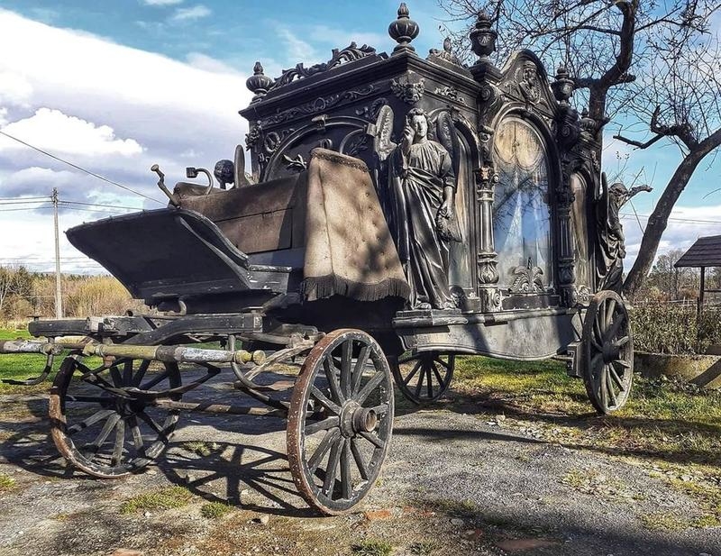 This Victorian-Era Hearse is Still Fully Functional | Facebook/@SteampunkTendencies