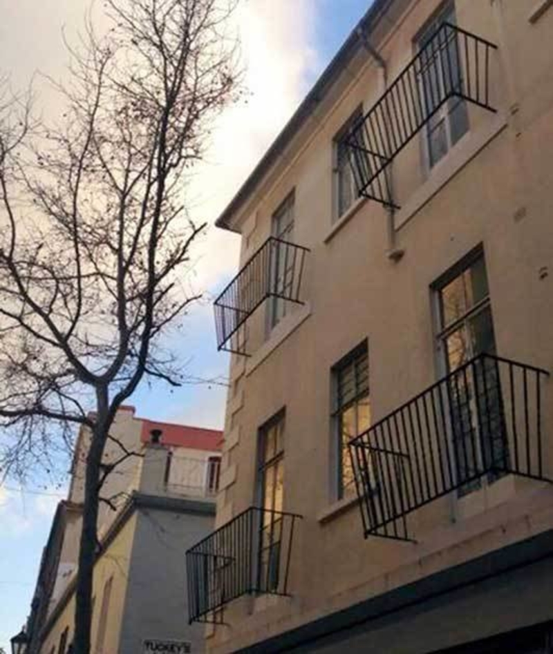 Minimalist Balcony Design Gone Wrong | Imgur.com/SOyjY8f