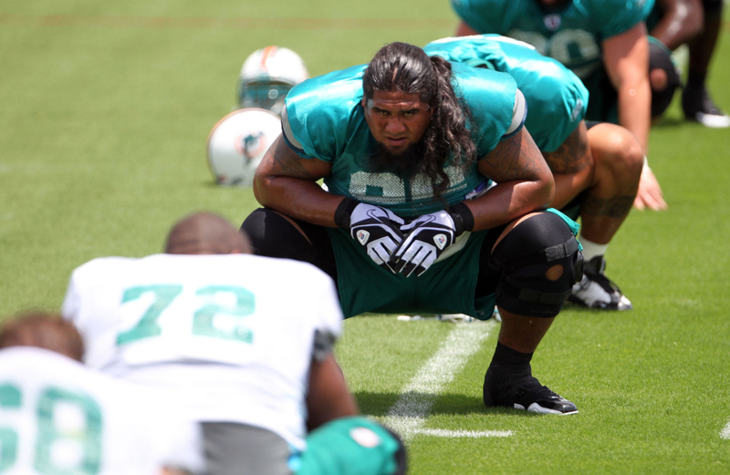 Paul Soliai – 6’4″, 345 lbs | Alamy Stock Photo by The Palm Beach Post/ZUMA Press Inc