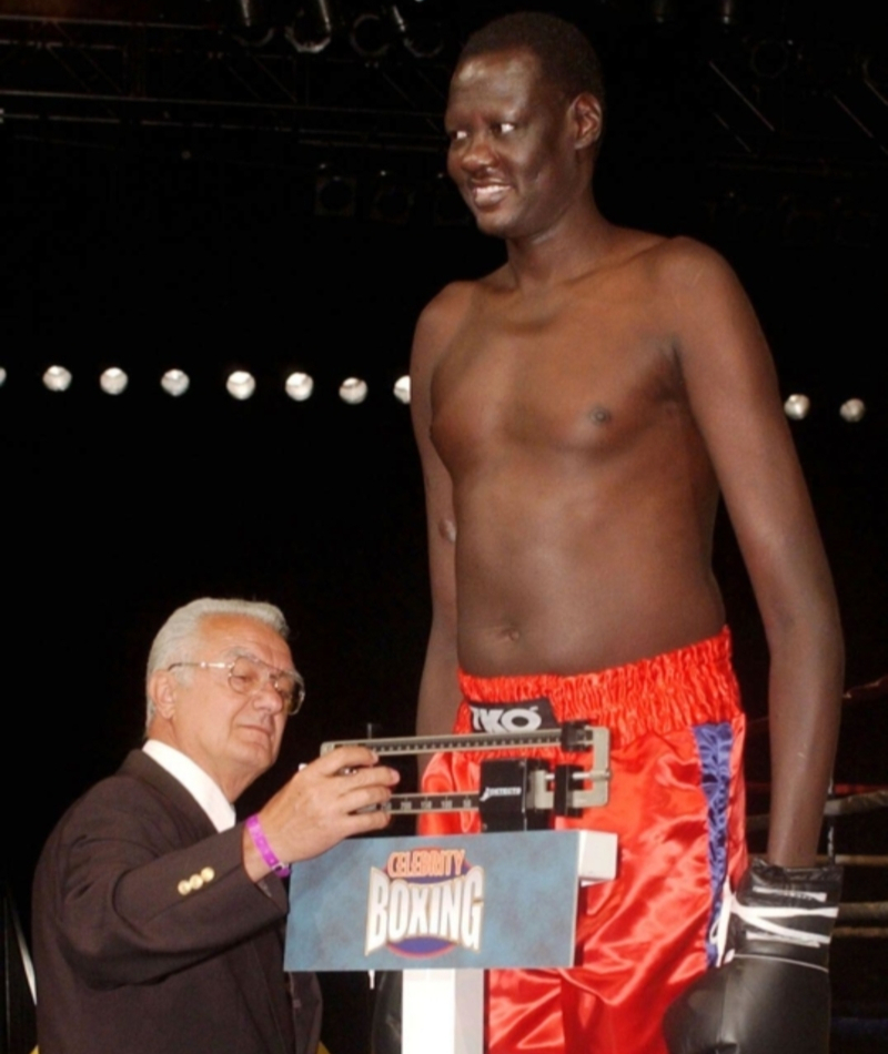 Manute Bol – 7’7″ | Alamy Stock Photo by REUTERS/John HayesJH/ME