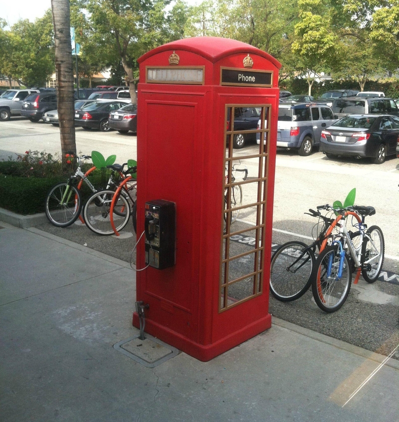 The Alternative Phone Booth | Imgur.com/QSVId