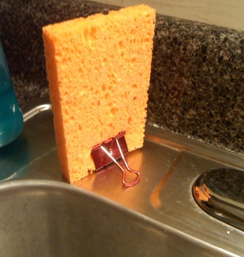 Keep Your Sponge Fresh With a Binder Clip | Imgur.com/5F2Ar