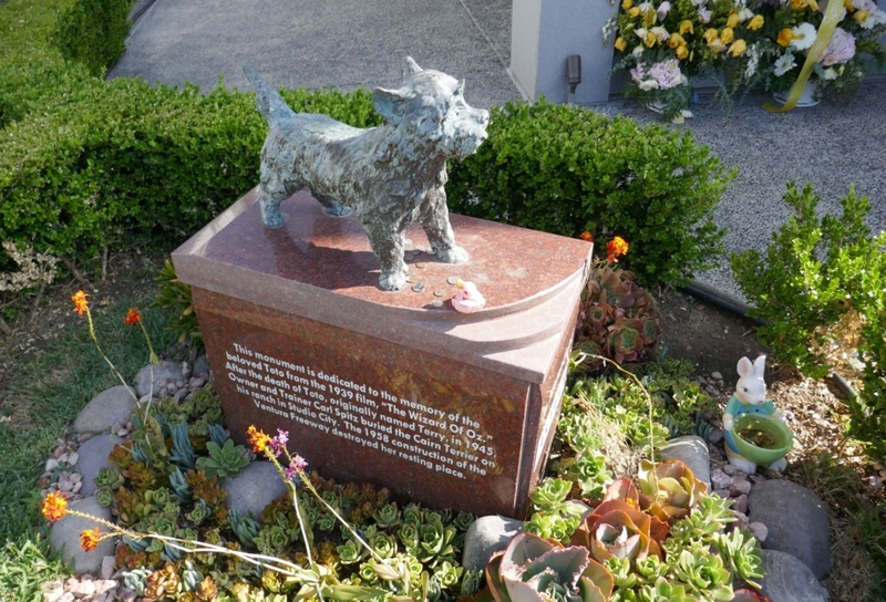 Toto’s Memorial | Alamy Stock Photo by Barry King