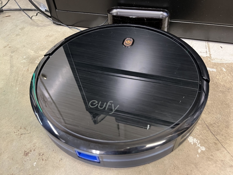 Eufy Robovac Edge G30 Robot Vacuum | Alamy Stock Photo