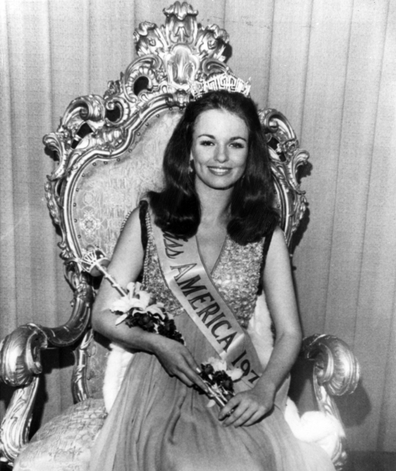 There She is… ‘Miss America’ Phyllis George of Denton, Texas Receiving Her Crown From Her Predecessor, Miss America 1970 - 1971 | Alamy Stock Photo by Courtesy Everett Collection