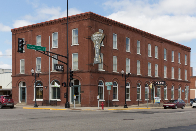 The Palmer House Hotel in Sauk Centre, Minnesota | Alamy Stock Photo by Todd Strand