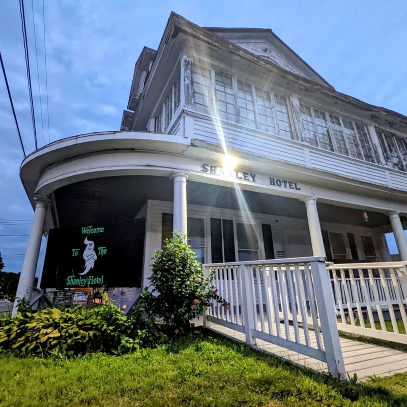 The Shanley Hotel in Upstate New York | Instagram/@maryellendv