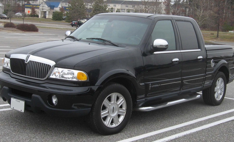 The 2002 Lincoln Blackwood Was Tiny | Alamy Stock Photo by Car Collection 