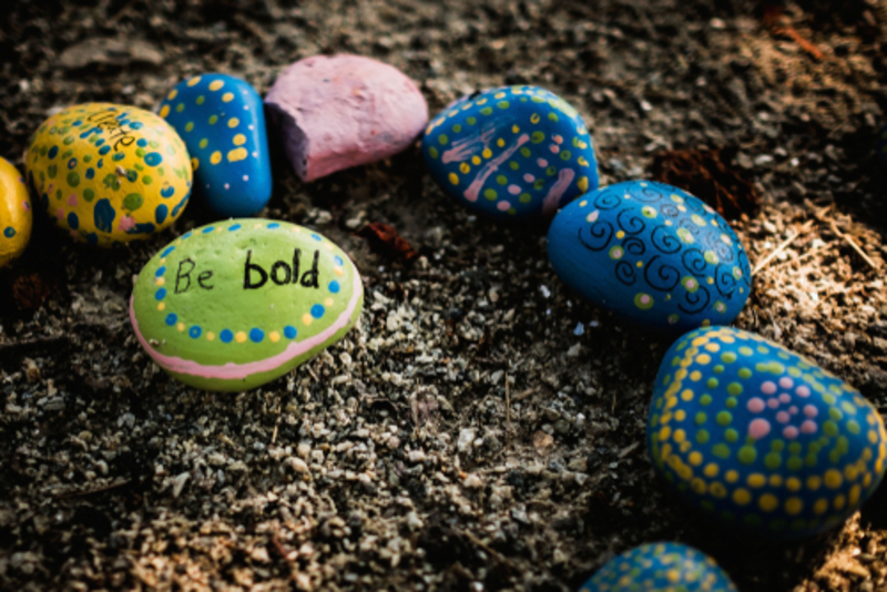 Redecora con rocas pintadas | Shutterstock Photo by Danielle MacInnes