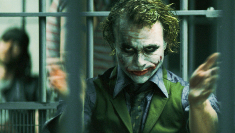 El Joker de Heath Ledger improvisa el aplauso falso en la escena de la prisión | Alamy Stock Photo