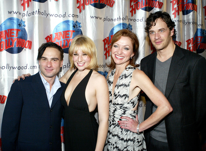 Johnny Galecki y Ari Graynor | Getty Images Photo by Bennett Raglin/WireImage