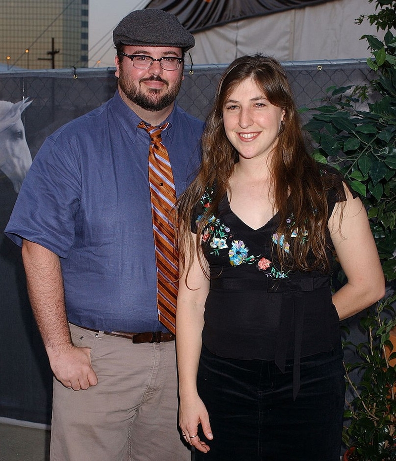 Mayim Bialik y Michael Stone | Getty Images Photo by Gregg DeGuire/WireImage