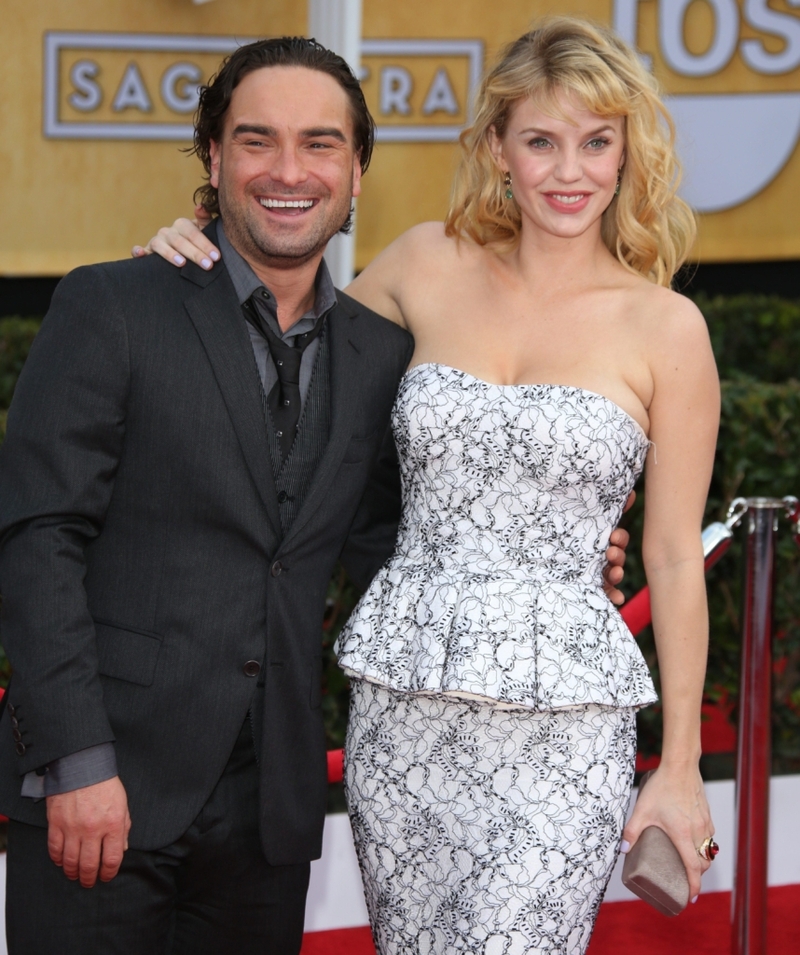 Johnny Galecki y Kelli Garner | Alamy Stock Photo by Hubert Boesl