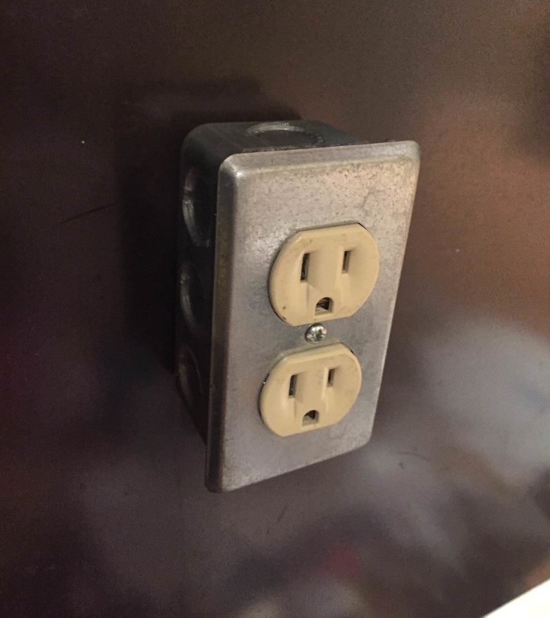 A Fake Outlet | Imgur.com/M0MCkBK