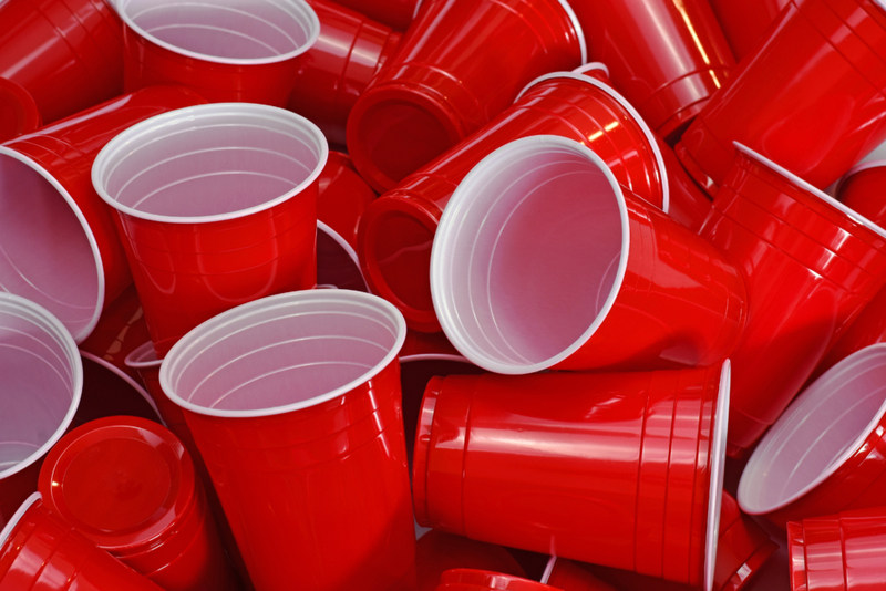 Líneas en vasos descartables | Shutterstock