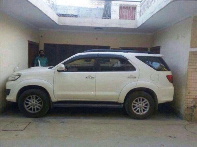 The Greatest Parking Job Ever | Imgur.com/HX5lyA1