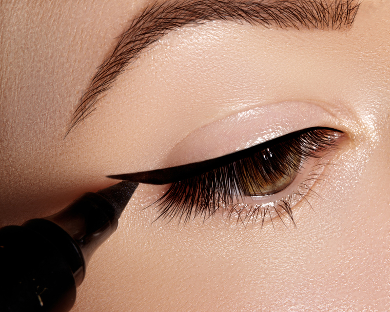 Do Follow These Steps for Creating Cat-Eye Look Freehand | marinafrost/Shutterstock