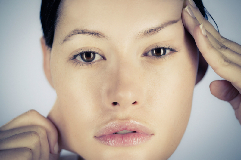 Don’t Pull Your Skin While Applying Makeup | Alamy Stock Photo by Mode/ MW