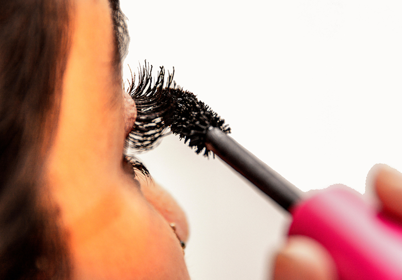 Don’t Pump the Mascara Stick | Alamy Stock Photo by muART