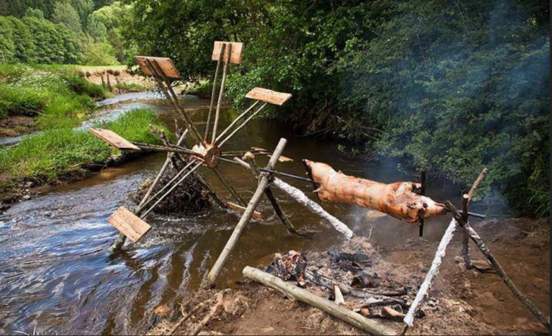 Un asador de cerdos manual | Imgur.com/mUfAlSK