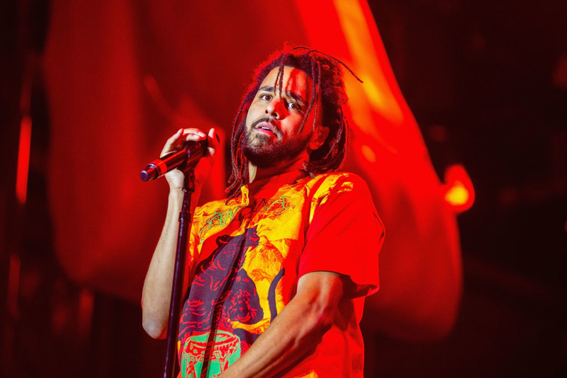 J. Cole quiere que todos tengan zapatos impecables | Getty Images Photo by Suzi Pratt/WireImage