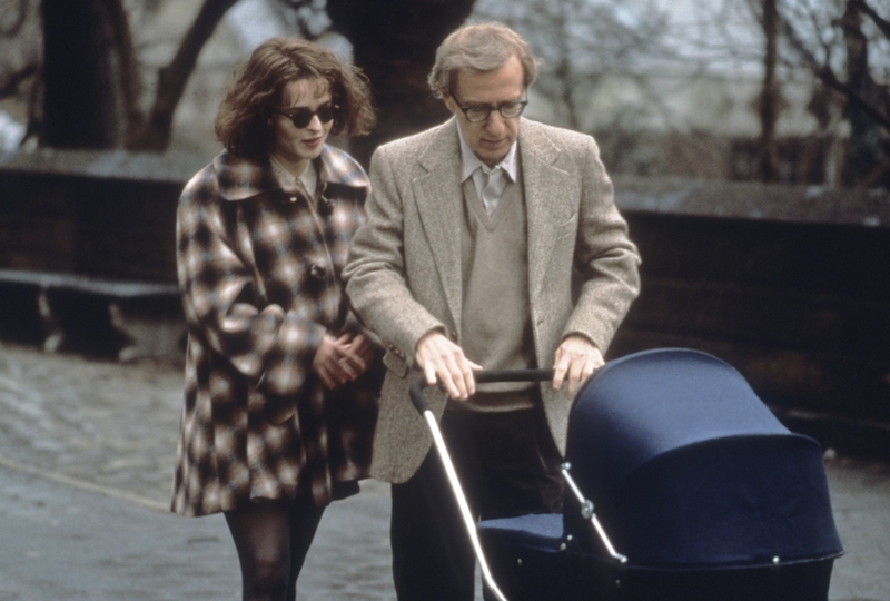 Woody Allen besa con los labios apretados | MovieStillsDB Photo by cdyk/Magnolia Pictures