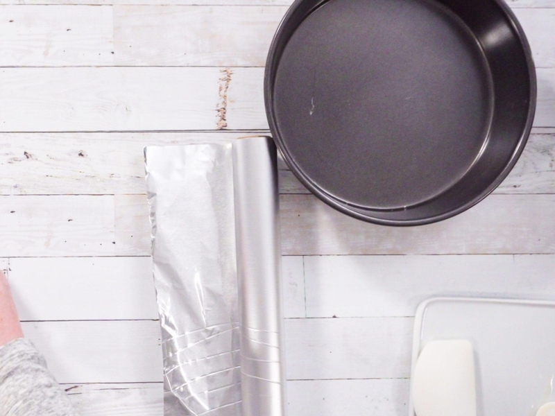 Clean your pots and pans with aluminum foil | Alamy Stock Photo