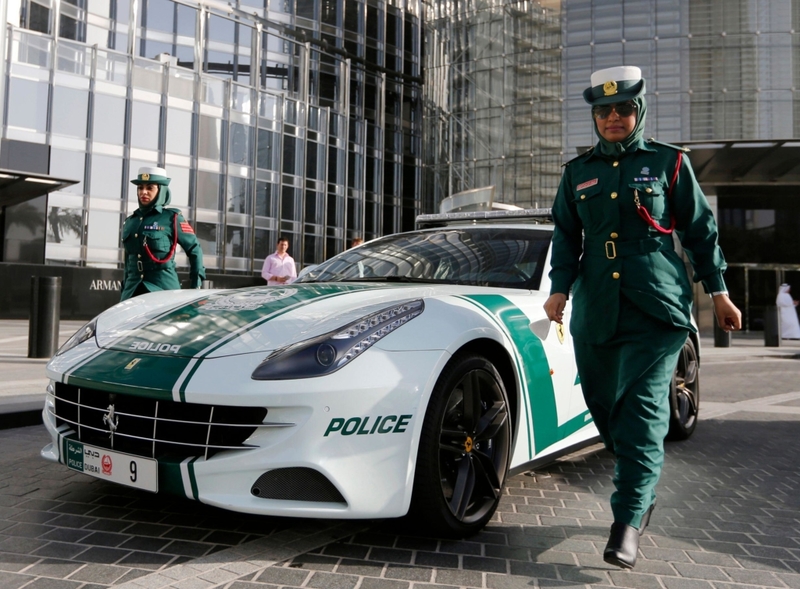 Coches de policía de lujo | Alamy Stock Photo