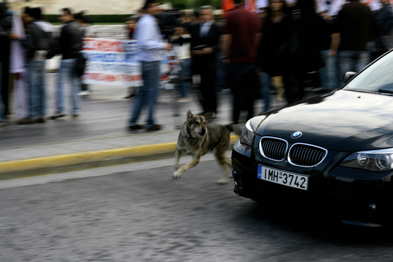 Persiguiendo autos | Alamy Stock Photo by Yiorgos Doukanaris/Pacific Press Media Production Corp./Alamy Live News