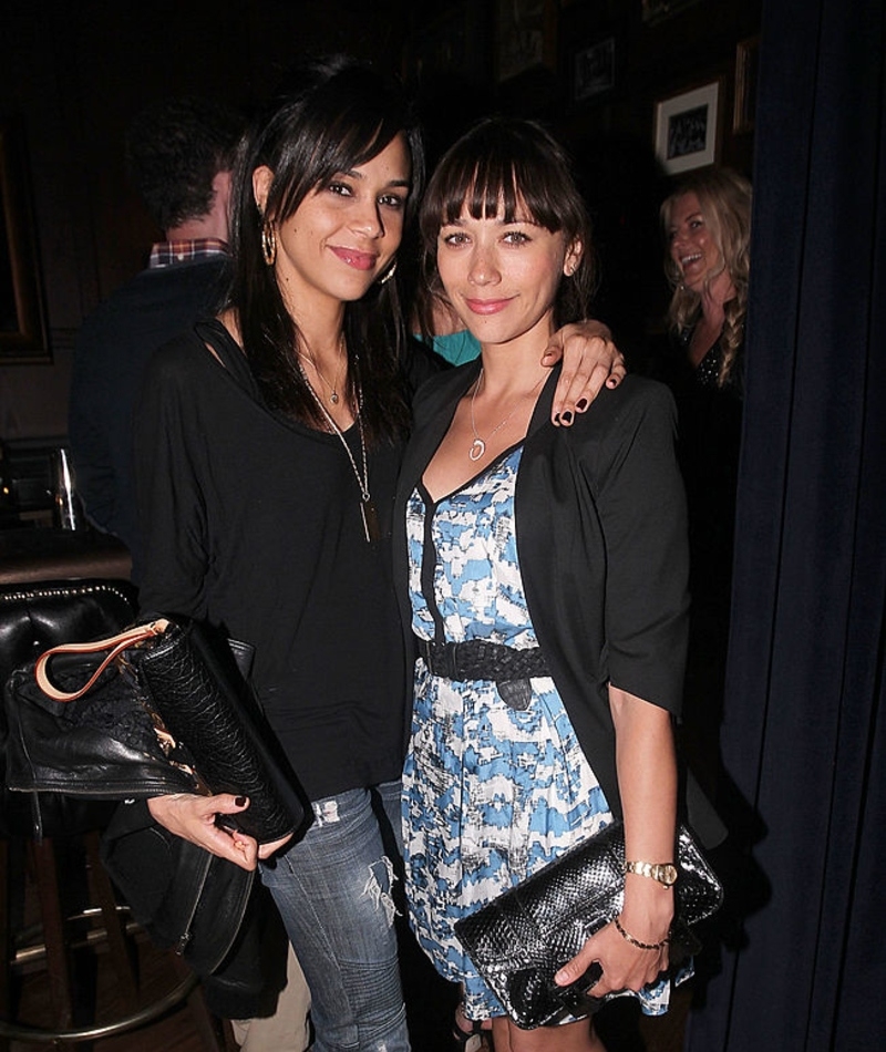 Rashida Jones con su hermana Kidada | Getty Images Photo by Chris Weeks