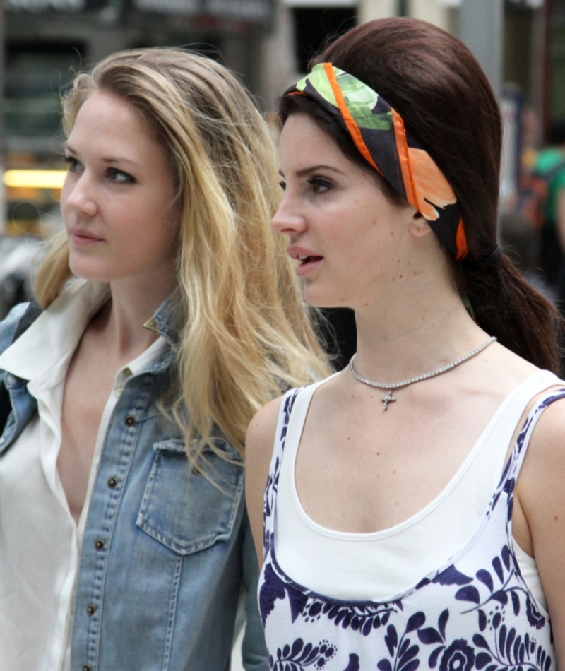 Lana Del Rey con su hermana Chuck | Getty Images Photo by Marc Piasecki/FilmMagic