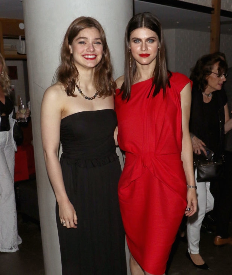 Alexandra Daddario con su hermana Catalina | Getty Images Photo by Jim Spellman