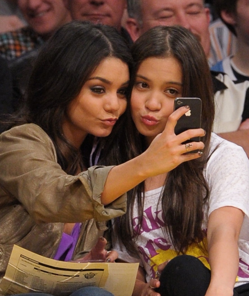 Vanessa Hudgens con su hermana Stella | Getty Images Photo by Noel Vasquez