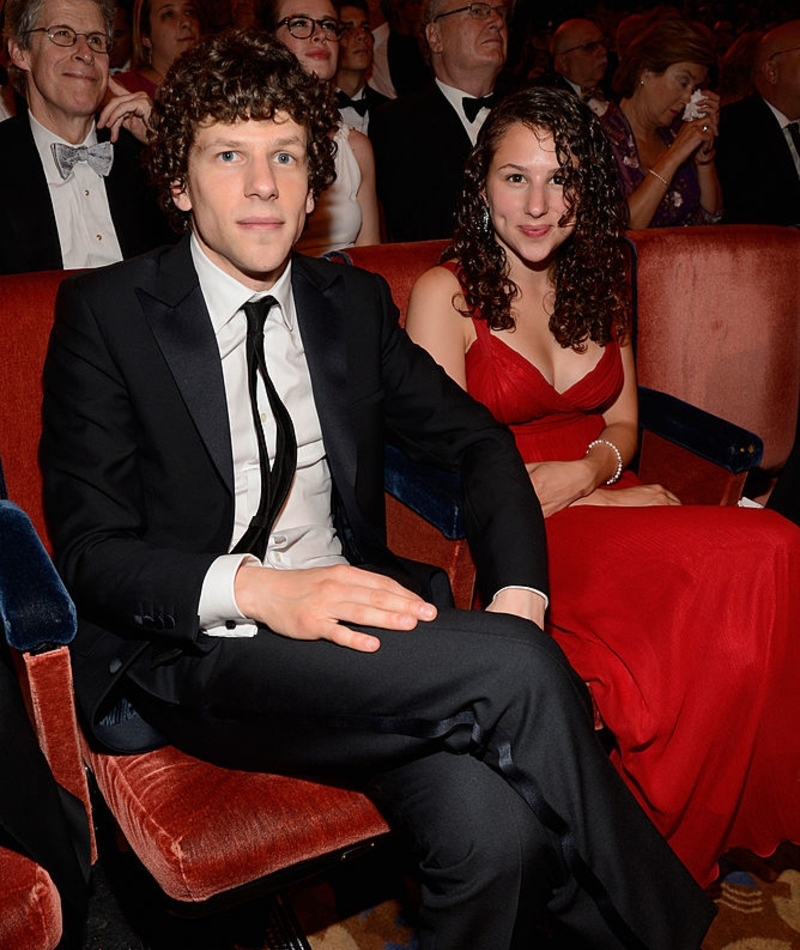 Jesse y Hallie Eisenberg | Getty Images Photo by Kevin Mazur