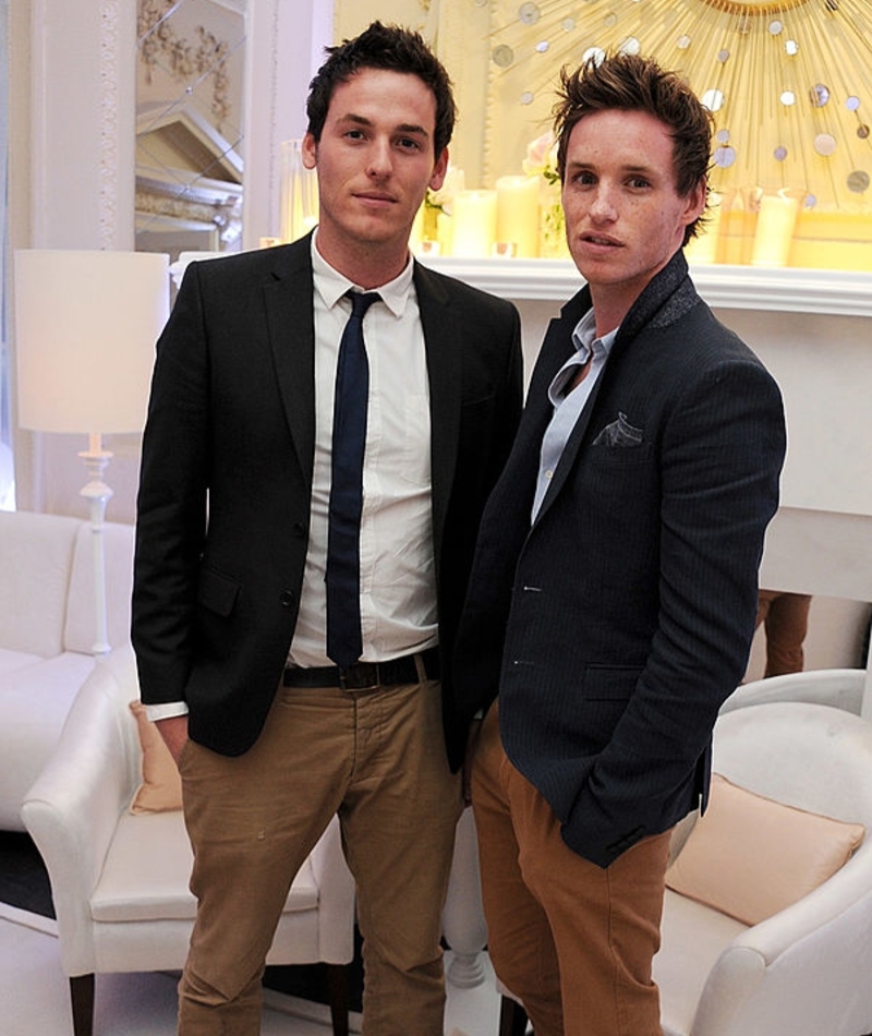 Eddie Redmayne con su hermano menor Tom | Getty Images Photo by Dave M. Benett