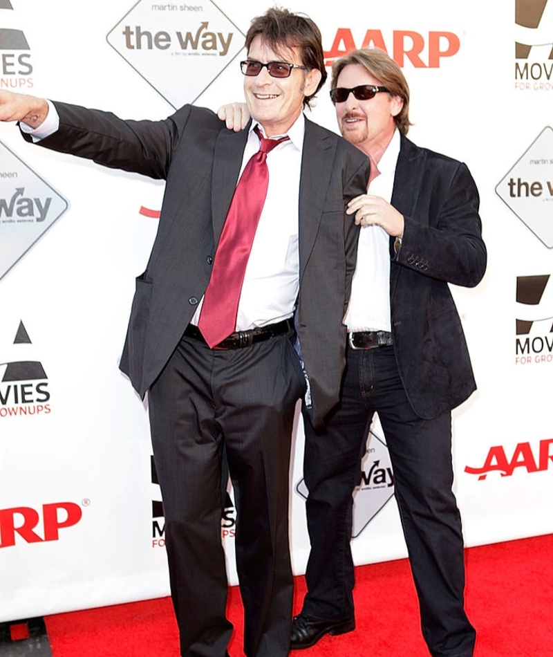 Charlie Sheen con su hermano Emilio Estévez | Getty Images Photo by Brian To