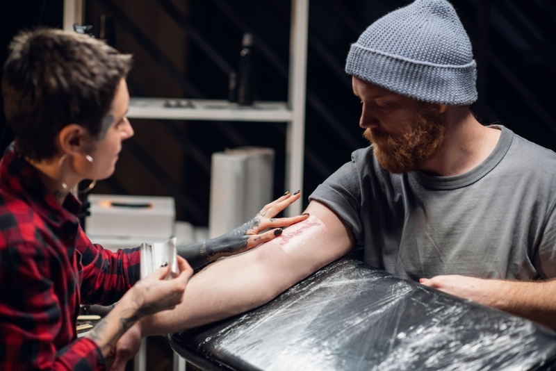 Proteger los tatuajes nuevos | Alamy Stock Photo by Anna Kosolapova