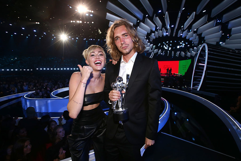 Llevó a un hombre sin hogar a los VMA | Getty Images Photo by Christopher Polk/MTV1415