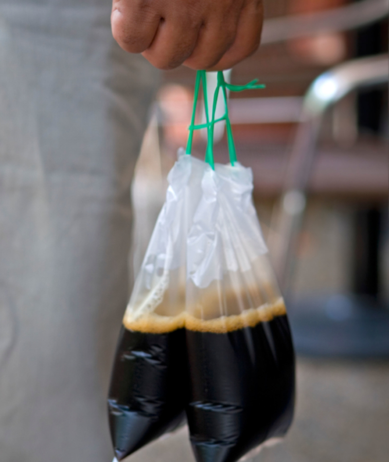 ¿Puedo pedir una bolsa de café, por favor? | Alamy Stock Photo by Andy Selinger