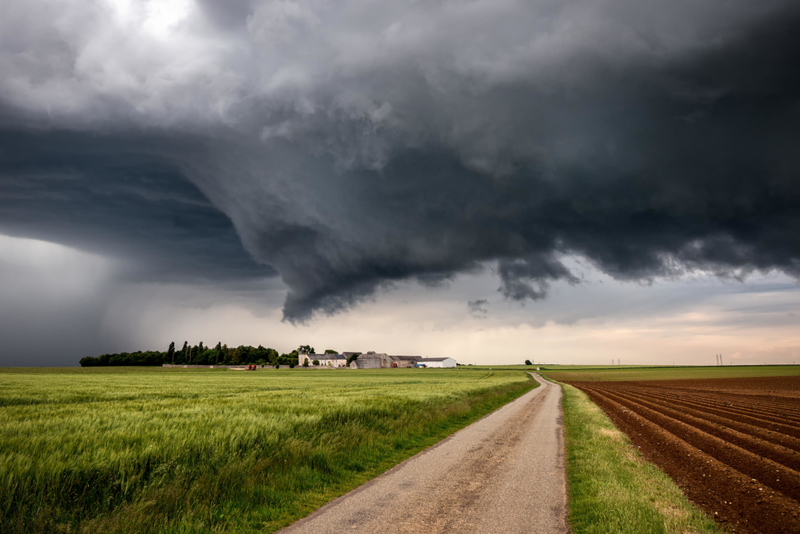 Si hay franjas en el cielo, corre a un sótano | Alamy Stock Photo by Xavier Delorme/BIOSPHOTO