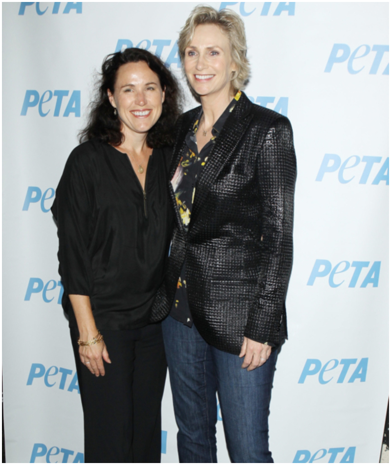 Jane Lynch y Lara Embry  | Getty Images Photo by Michael Tran/FilmMagic